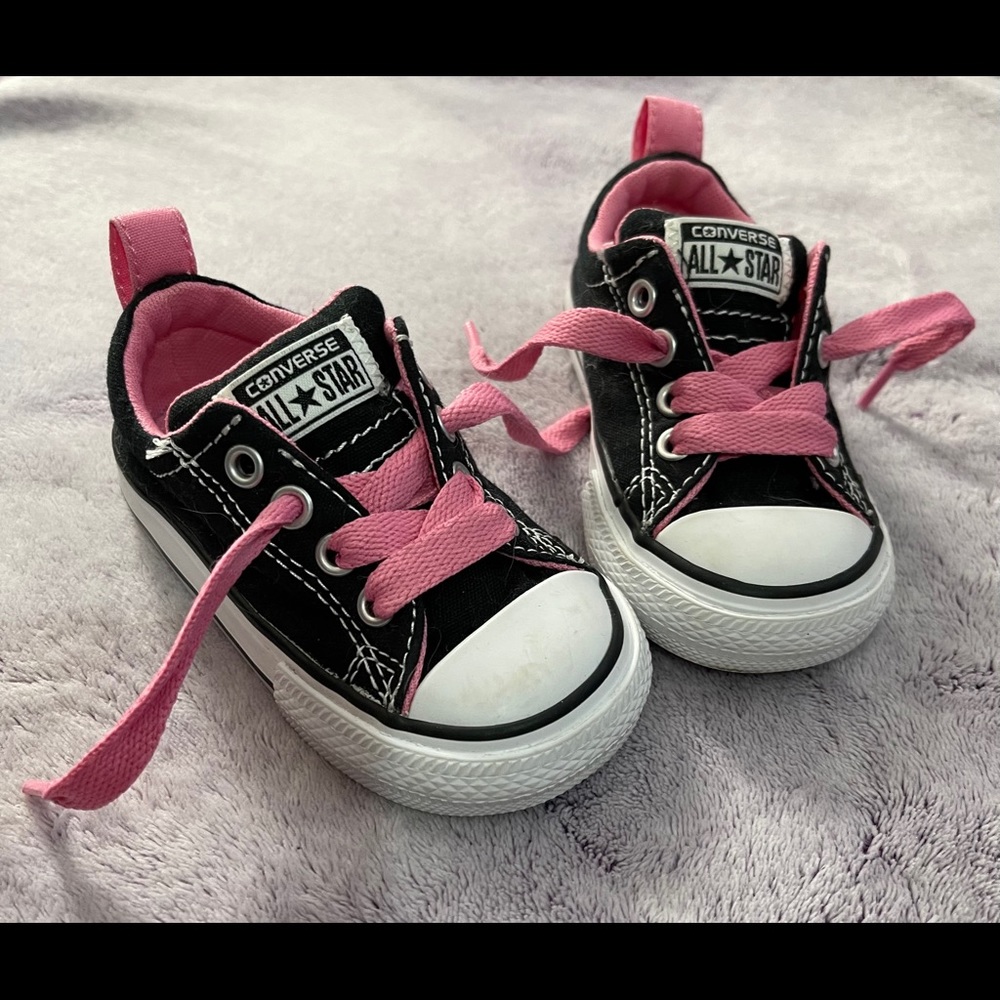 🚫SOLD🚫Converse black and pink shoes
